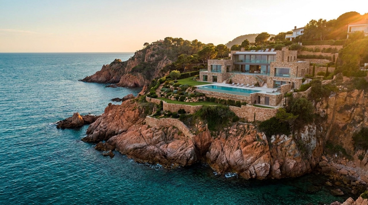 Vil·la de luxe en un penya-segat de la Costa Brava per al màrqueting immobiliari premium